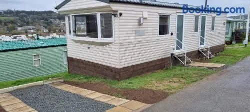 Light and Airy 2 Bedroom Mobile Home - Image 1