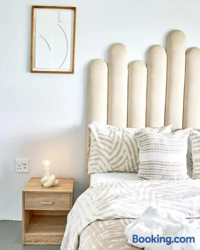 Little Palm Paradise - Chic 1BR Retreat -Relax, Unwind & Feel at Home - Image 1