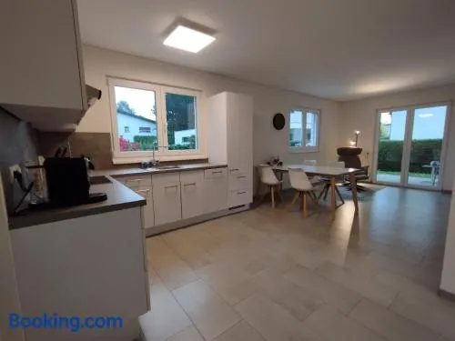 CROWN LIVING Design Apartment Altach - Ideal für Feriengäste und Geschäftsreisende, kostenloser Parkplatz, WLAN, Küche, Self Check-in - Image 1