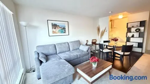 Waterfront Apartment Minutes to San Francisco - Image 1