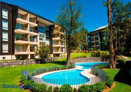 Depto elegante Pucón, Piscina y gym - Image 1