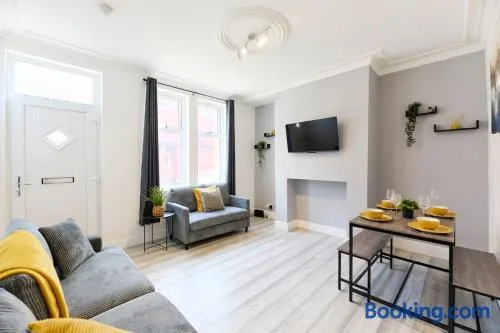 Refurbished 3 Bedroom House near Leeds City Centre - Image 1