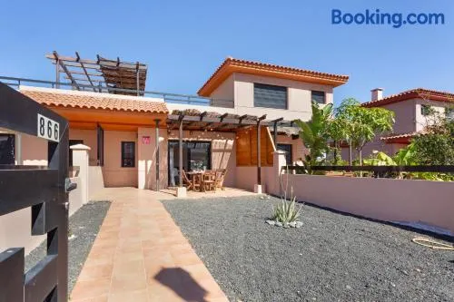 Maison entièrement équipée avec piscine, jardin et terrasse | Vue mer | Parfaite pour le travail à distance - Image 1