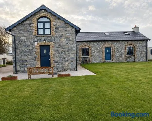 Cozy Countryside Schoolhouse in Mullingar - Image 1