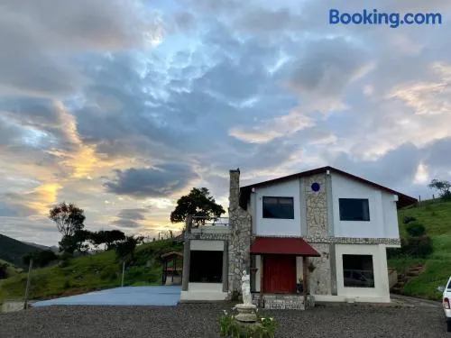 Casa de Campo, chimi, jardin, terraza, montanas, cerca termales, reserva con anticipo - Image 1