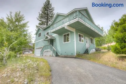 Mountain-View Eden - Spacious Balcony & Fireplaces - Minutes to Lake - Image 1