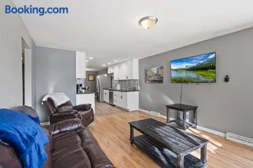 Central Huge Duplex - Sleeps 16 - Image 1