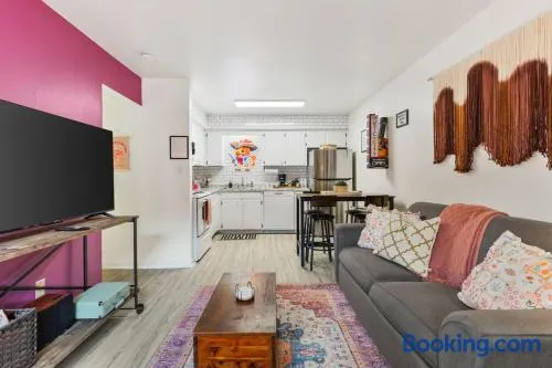 Pink Dreams - Walk to Live Music, Bars, Restaurants - Free Parking - Image 1