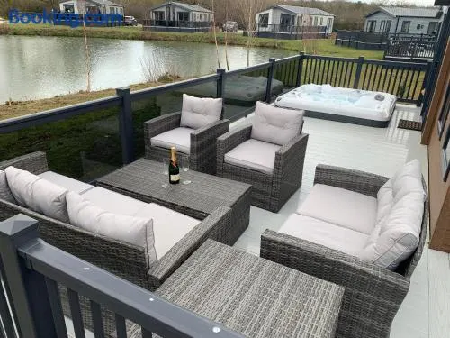 Bay Tree Lodge: Lakeside lodge w/hot tub & cinema surround sound - Image 1