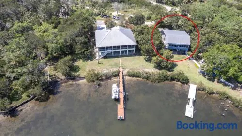 Ozello Coastal Lodge Your Tranquil Waterfront Retreat Sleeps 6 Private Dock Dog Ok - Image 1