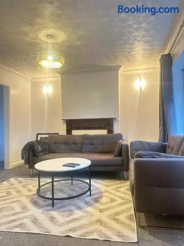 Camberly Spacious 3BR House for 5 super Fast WiFi Free Parking Ideal for Families & Contractors - Image 1