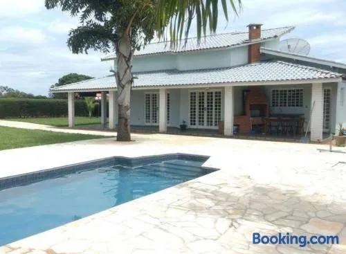 Casa com piscina em condomínio ensolarada! - Image 1