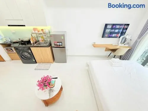 Modern Studio w Balcony Fox Living Suites - Image 1