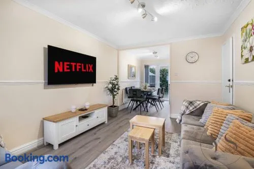 Tipton 3BR Home – Netflix Wi-Fi Driveway - Image 1