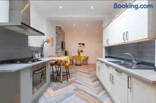 Cosy & Stylish Two Bed Apartment - Image 1