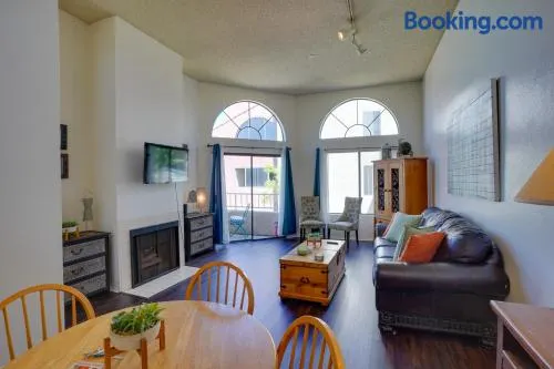 1 Mi to the Ocean Long Beach Condo with Pool Access - Image 1