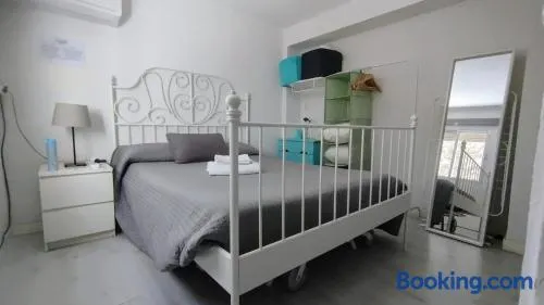 Apartamento 1 dormitorio y salon con sofa cama bien comunicado con el centro - Image 1