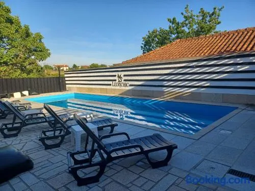 Leonchic - Guest House com Piscina de Água Salgada - Image 1