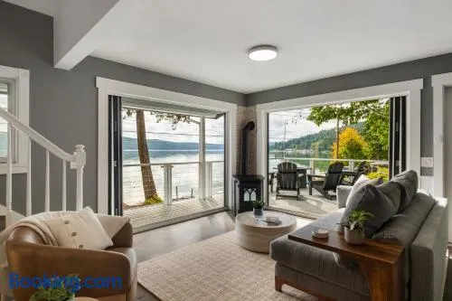 Hood Canal Escape- upscale meets the rocky shores! - Image 1