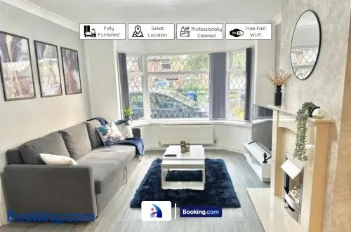 Spacious 3 BDR By Avalora Short Lets & Serviced Accommodation Queensway With Big Garden, Near Train Station, Airport & Large Driveway - Image 1