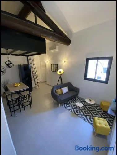 Appartement moderne proche de tout et parking gratuit - Image 1