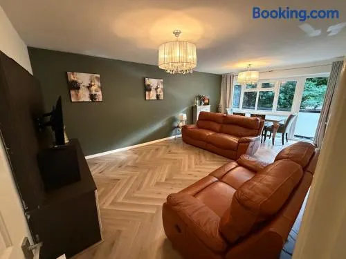 Modern 2B Flat - Walk 2 Station - Direct to London - Image 1