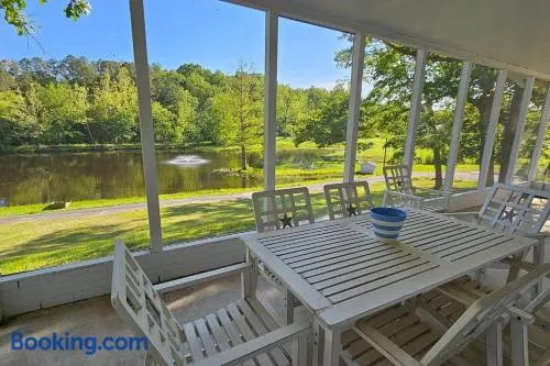 Lakefront Retreat - Sleeps 8 - 1 Hr from STL - Image 1
