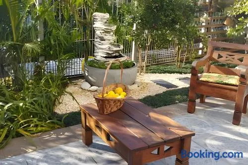 Casa com Lareira e Ar Condicionado Bem Localizada - Image 1