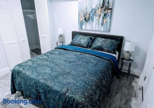 Luxurious 3 Bedroom Apt with a beautiful balcony - Image 1