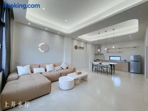Shangjing Waterfront Hotel - Image 1