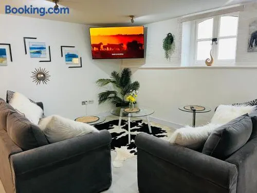 Safari Lodge - Close to Shopping Centre and Restaurants, Free Parking, Stylish and Amazing Artwork - Image 1