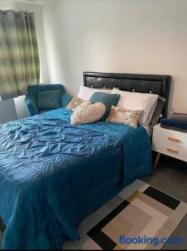 Cozy & Central Luton 2Bed Apartment - Free Parking - Free Fast Wi-Fi - Near Luton Airport - Sleeps 5 - Image 1