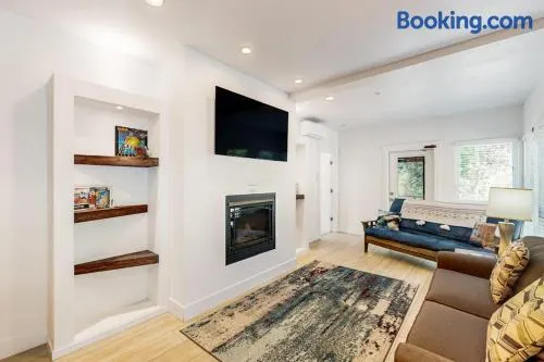 Sunny apartments with fireplace partial ocean views washer&dryer grill & AC - Image 1