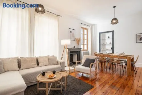 Appartement spacieux et chaleureux coeur de ville - Image 1