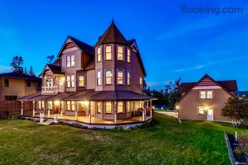 Luxury Bayfront Oasis with Private Beach Access, Near Tulalip Casino and Outlets! - Image 1