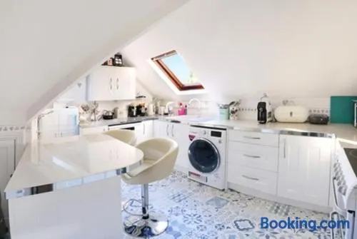 Charming loft sleeps up to 9 with spa option - Image 1
