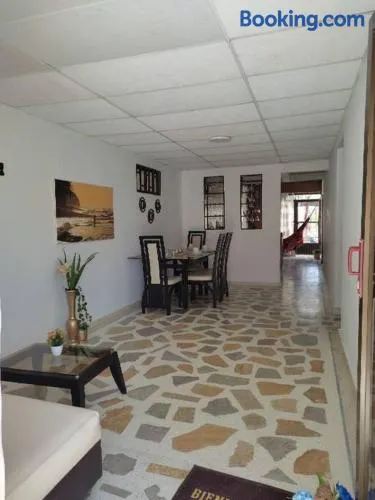 Alojamiento entero, casa amplia, patio, aire - Image 1