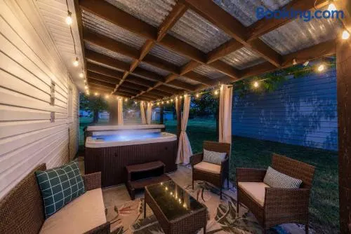 Hot Tub Game Room with Shuffleboard N64 Sleeps 8 - Image 1