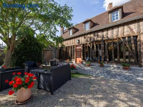 Gîte de charme avec cour et jardin, proche château, cheminée, ping-pong, draps inclus - Image 1
