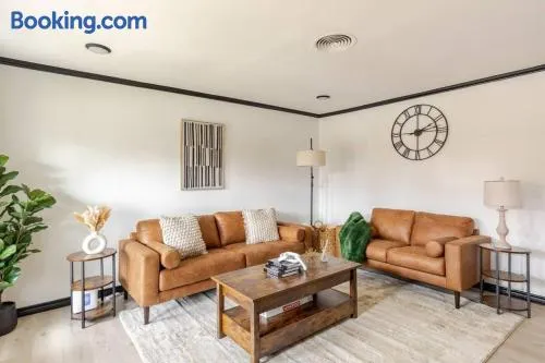 Cozy 3 Bedroom House Near DFW - Image 1