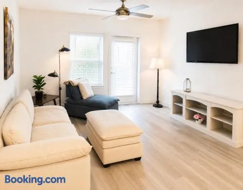 Corporate Luxe 2BR 2BA Apartment with Serene Water View 5 min from JAX Airport - Image 1
