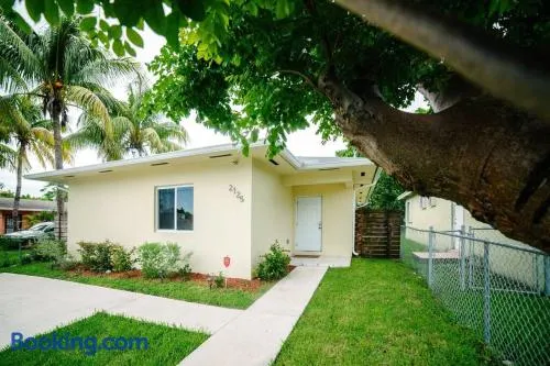 New house on the block near Miami Airport. - Image 1