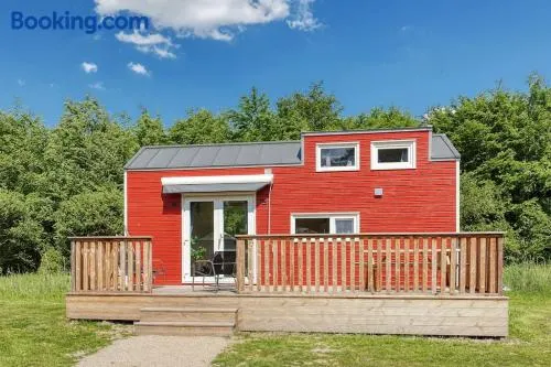 Rode Tiny House met zwembad - Image 1