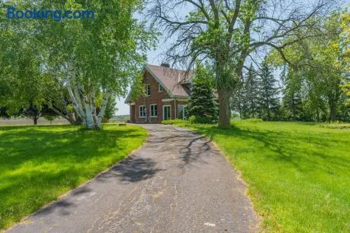 Luxury Hillside Farmhouse on The Bay of Quinte - Image 1