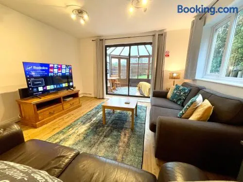 Large 5 bed detached house near Stansted Airport with Parking for 2 vehicles! Stansted Stays - Image 1