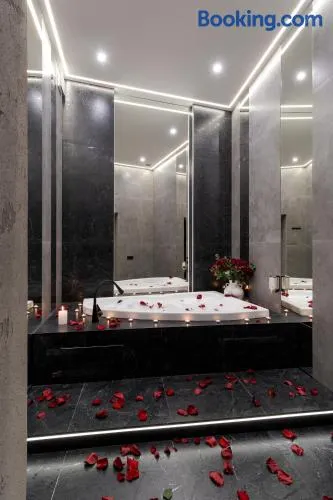 Royal jacuzzi apartment on Kostyushka 16 - Image 1