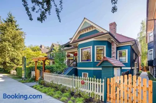 A Gentle Hideaway in the Urban Forest WEST END downtown Vancouver - Image 1