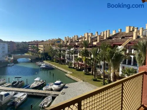 Apartamento con terraza sobre La Marina de Sotogrande - Image 1