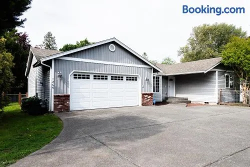 4-bedroom Burlington with AC & Wifi - Image 1