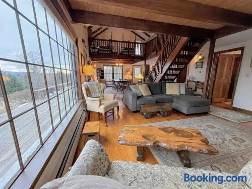 5H Charming Hilltop Farmhouse with Stunning Views & Modern Comforts Near Mountain View Grand Resort - Image 1